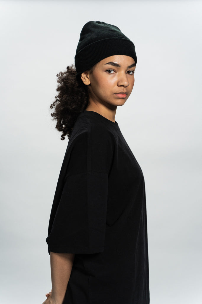 weibliches Model mit Tipico Beanie