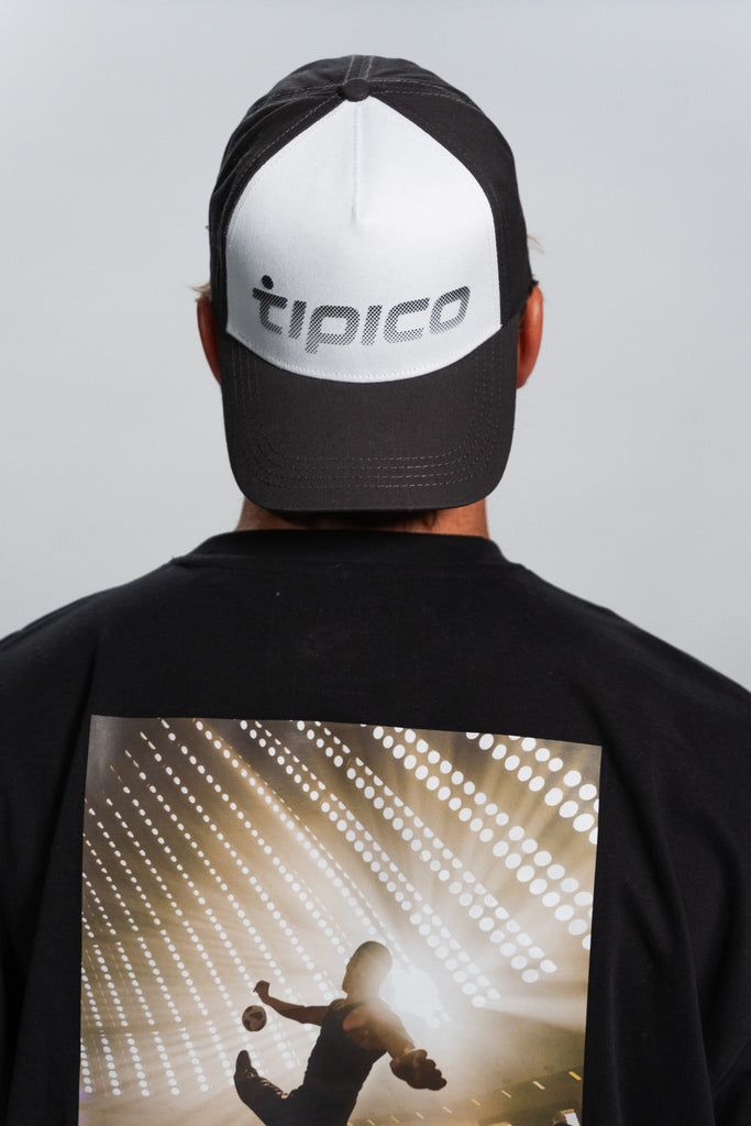 männliches Model mit Tipico Cap Dots