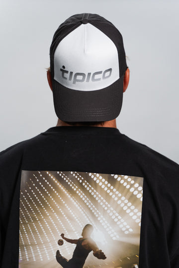 männliches Model mit Tipico Cap Dots