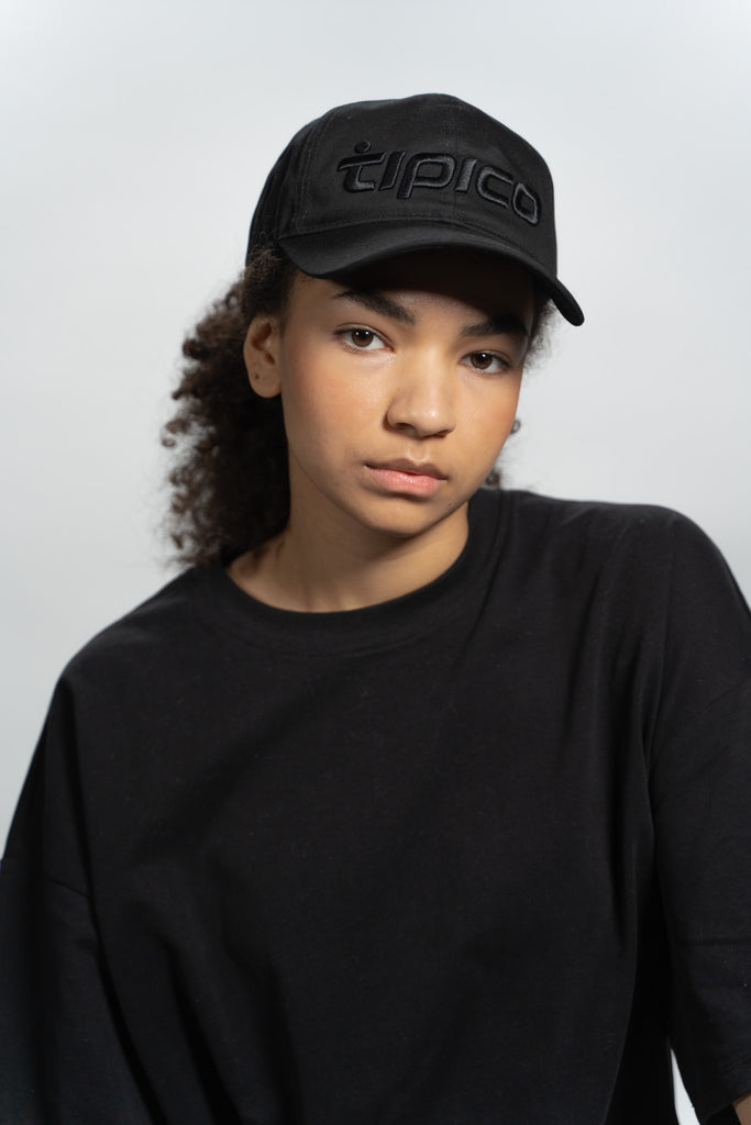 weibliches Model mit Tipico Cap Original