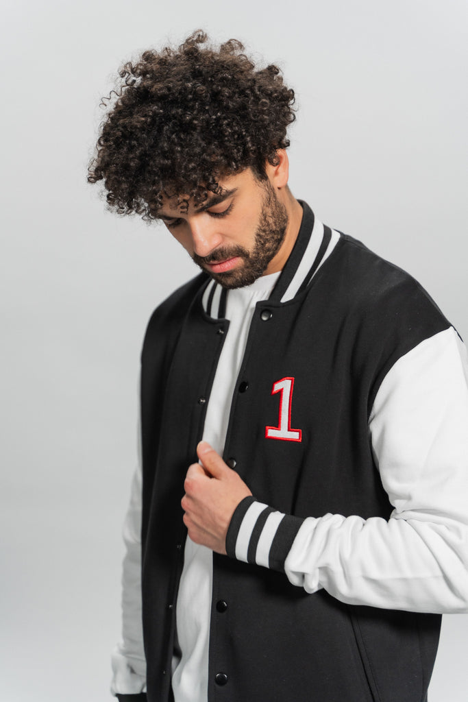 männliches Model mit Tipico College Jacke