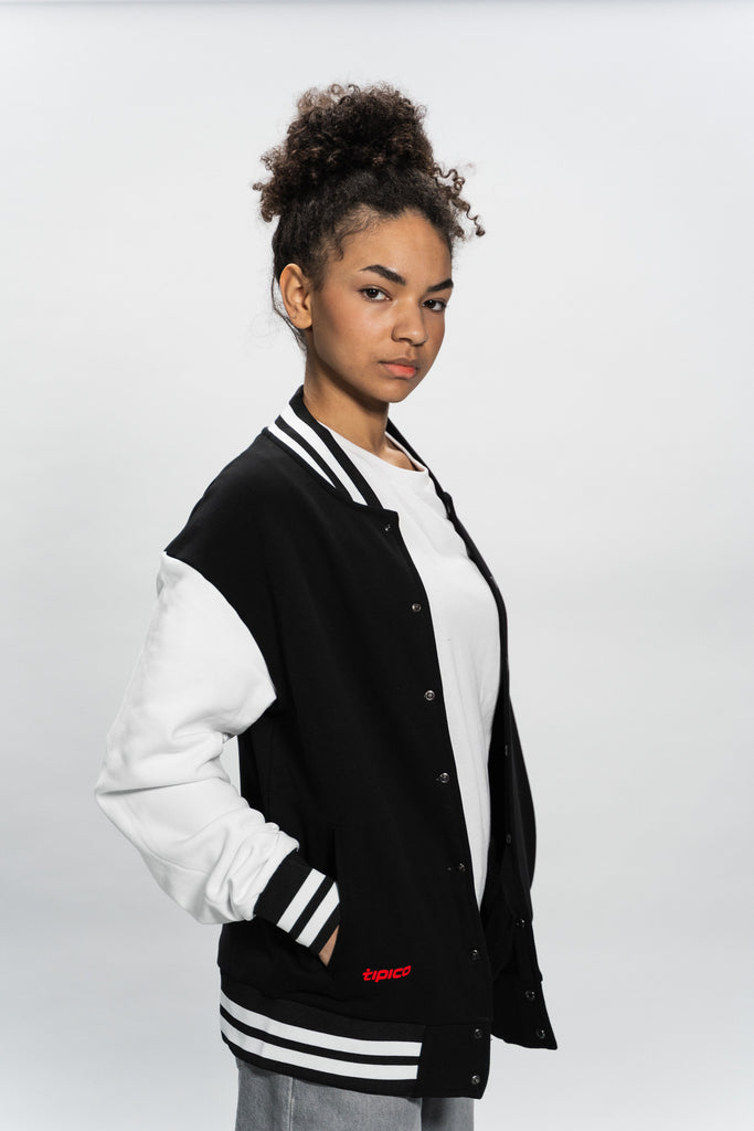 weibliches Model mit Tipico College Jacke