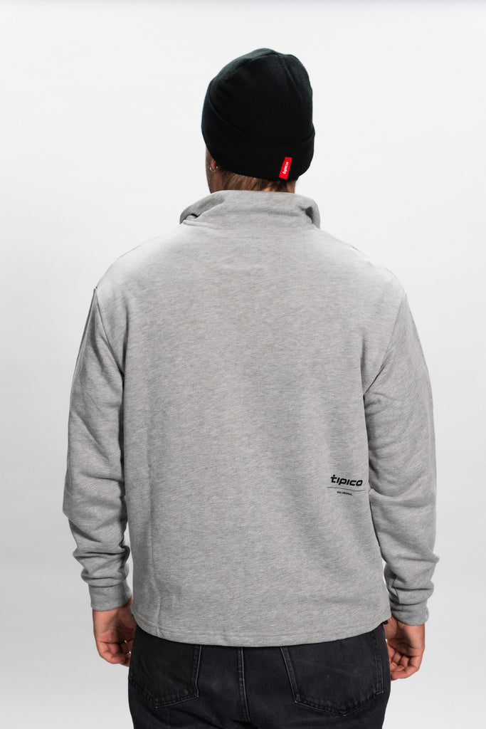 männliches Model mit Tipico Half Zipper hinten