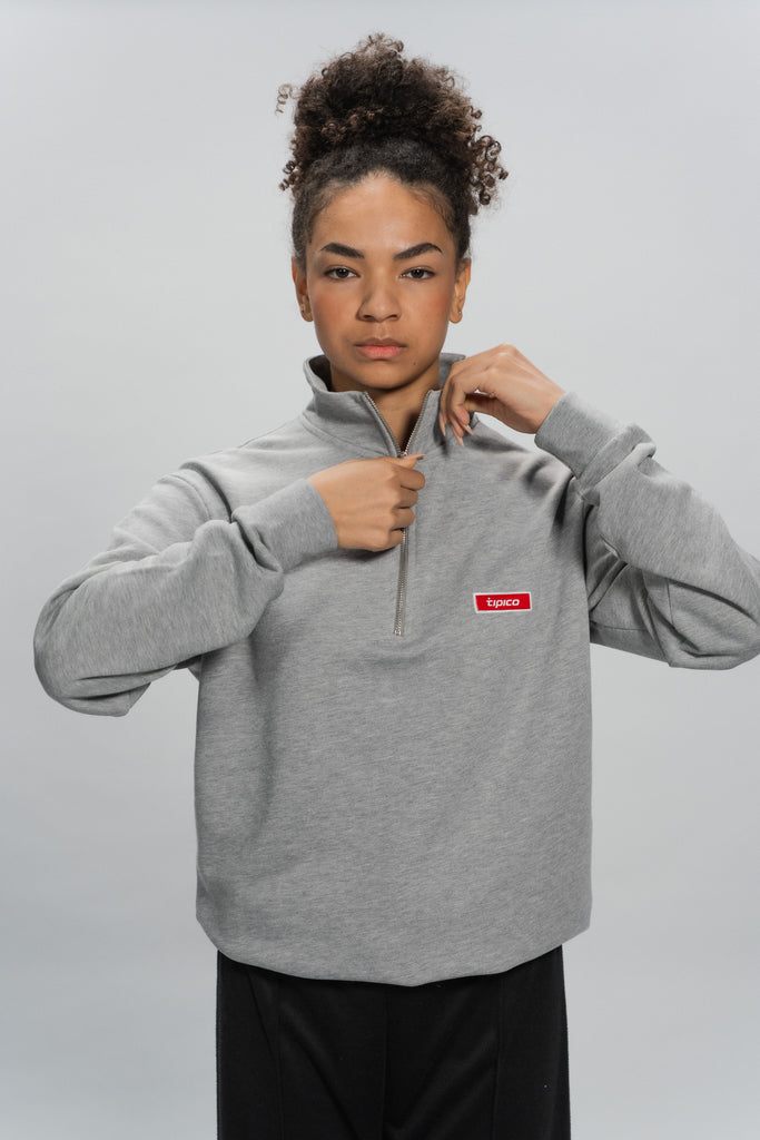 weibliches Model mit Tipico Half Zipper