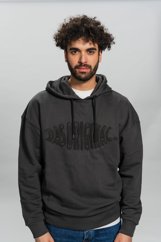 männliches Model mit Tipico Hoodie Das Original