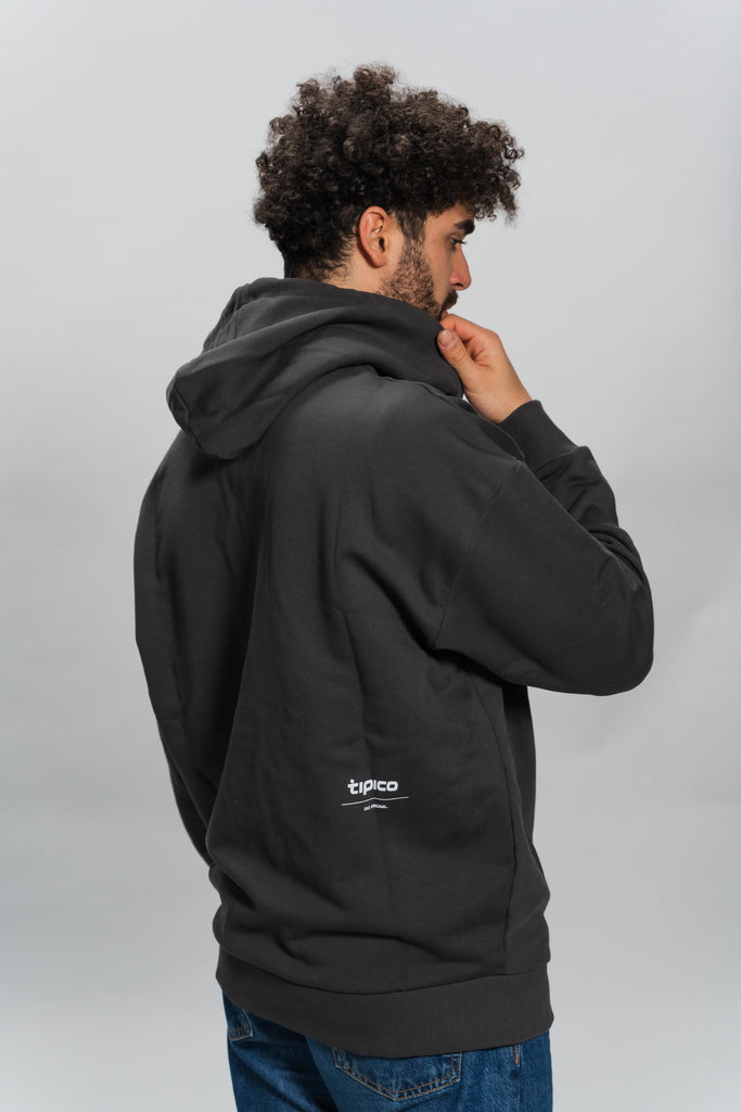 männliches Model mit Tipico Hoodie Das Original hinten