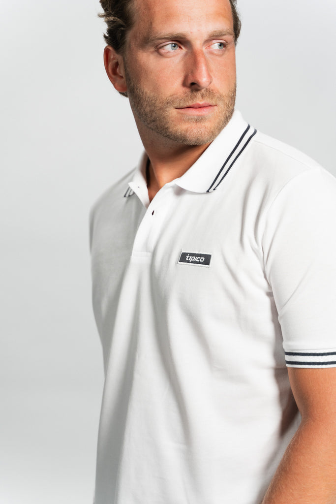 männliches Model mit Tipico Polo Shirt 