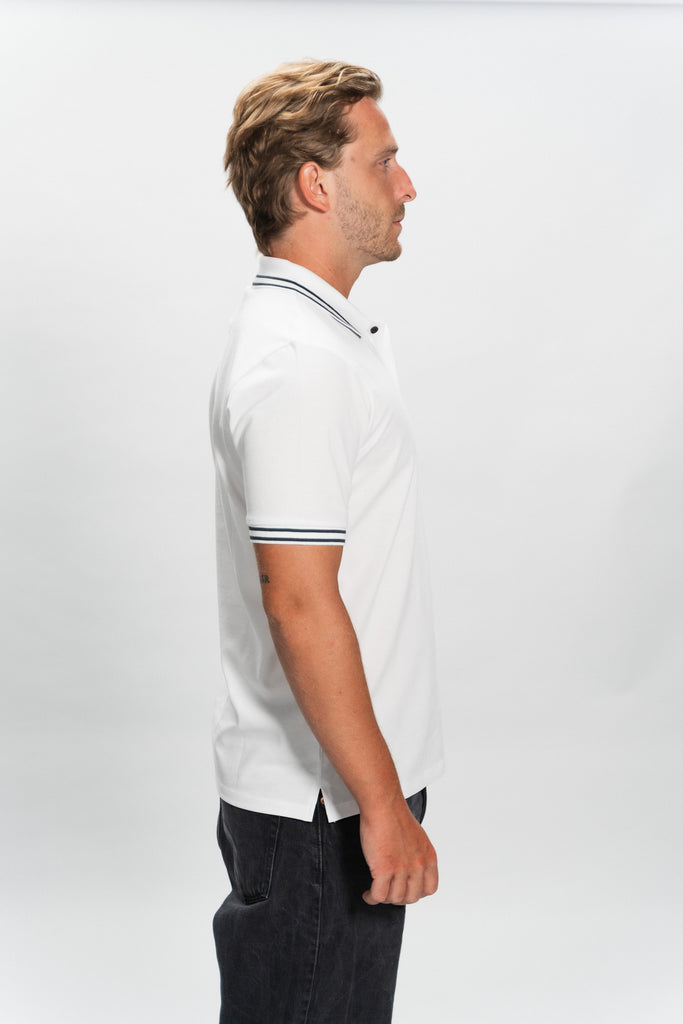 männliches Model mit Tipico Polo Shirt seite