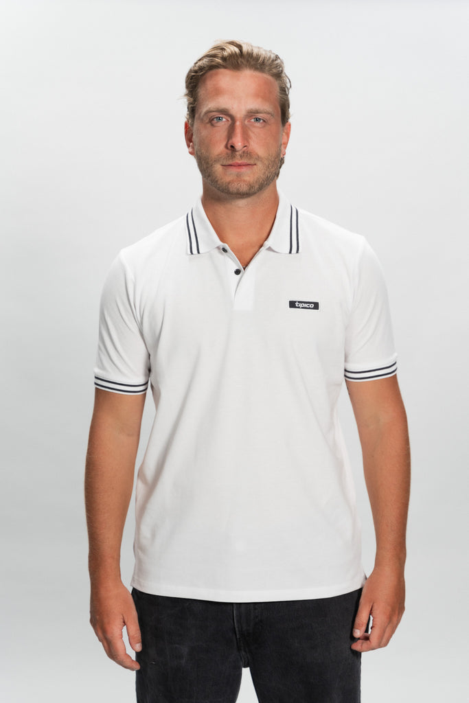 männliches Model mit Tipico Polo Shirt vorne