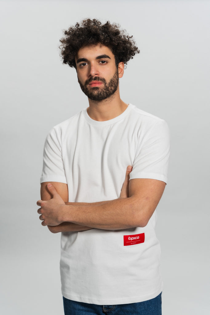 männliches Model mit Tipico Shirt Dots vorne