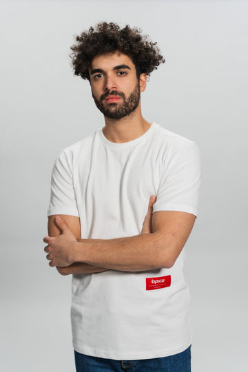 männliches Model mit Tipico Shirt Dots vorne