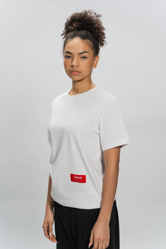 weibliches Model mit Tipico Shirt Dots