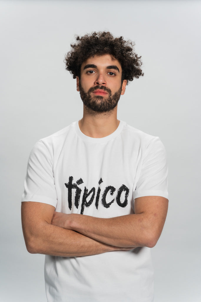 männliches Model mit Tipico Shirt Original vorne