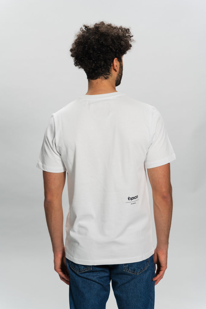 männliches Model mit Tipico Shirt Original hinten