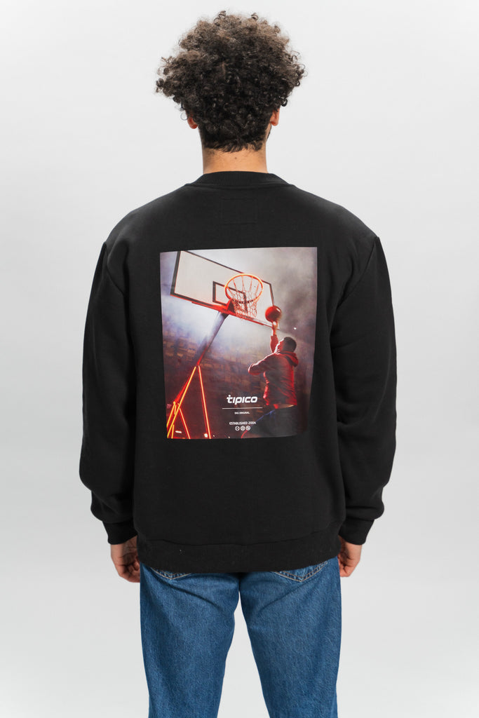 männliches Model mit Tipico Sweater Basketball backprint