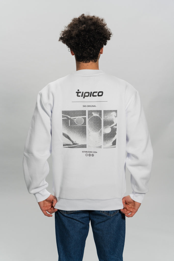 männliches Model mit Tipico Sweater Original backprint