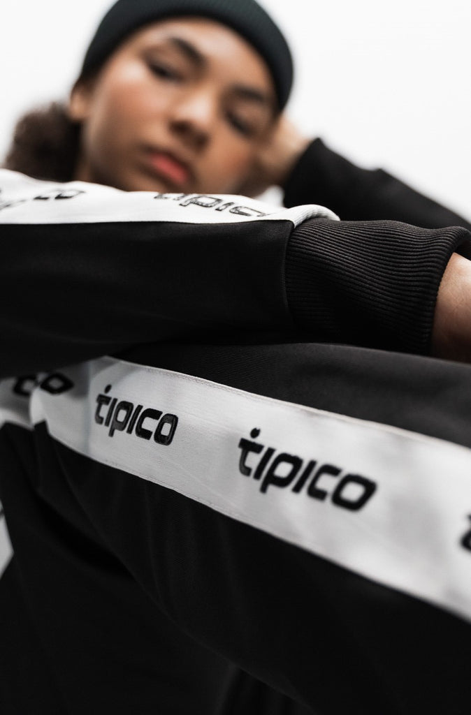 weibliches Model mit Tipico Trainingshose details