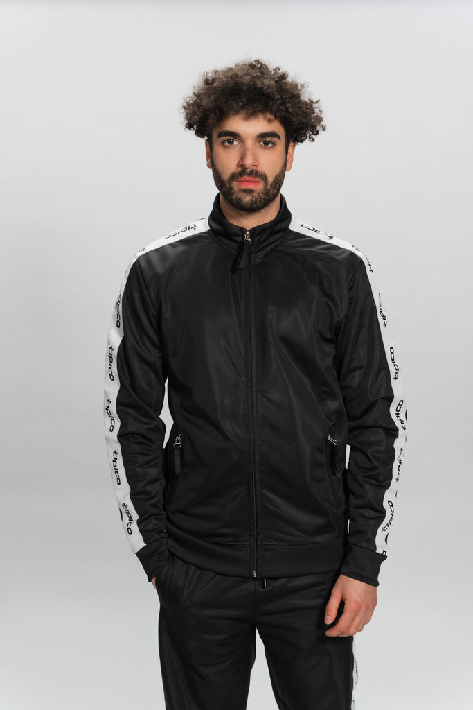 männliches Model mit Tipico Trainingsjacke
