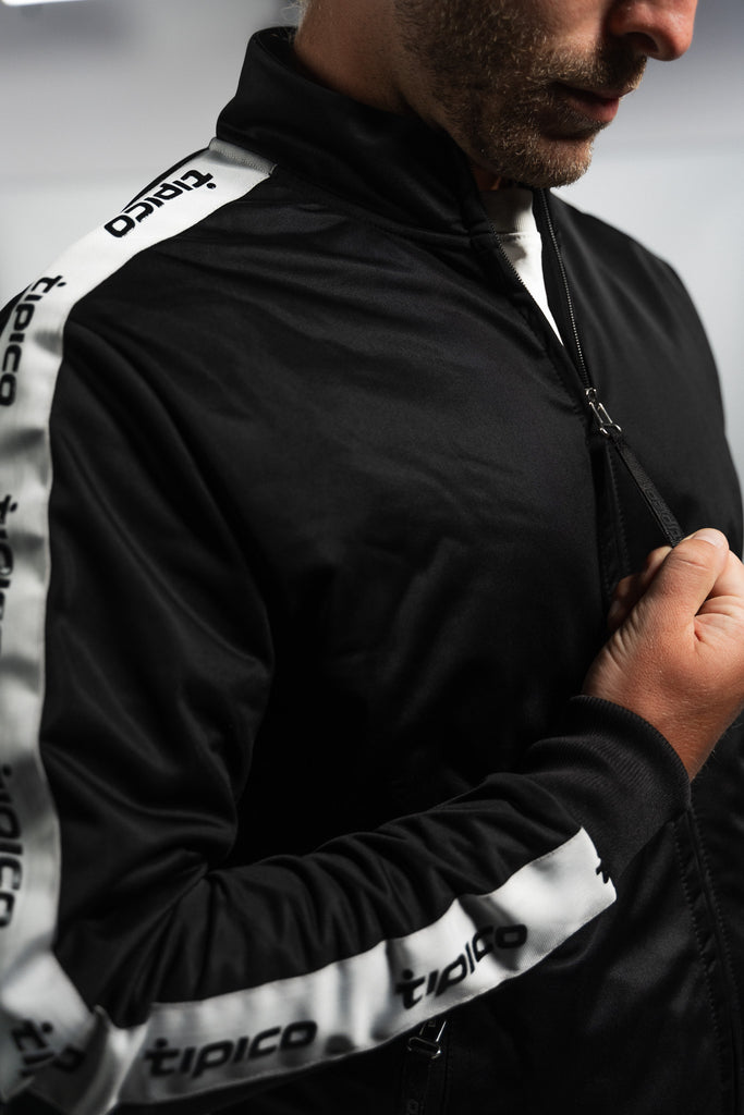 männliches Model mit Tipico Trainingsjacke detail