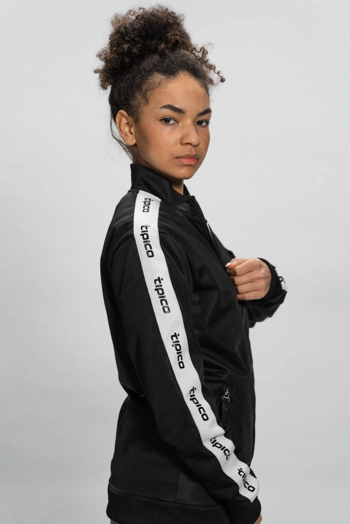 weibliches Model mit Tipico Trainingsjacke