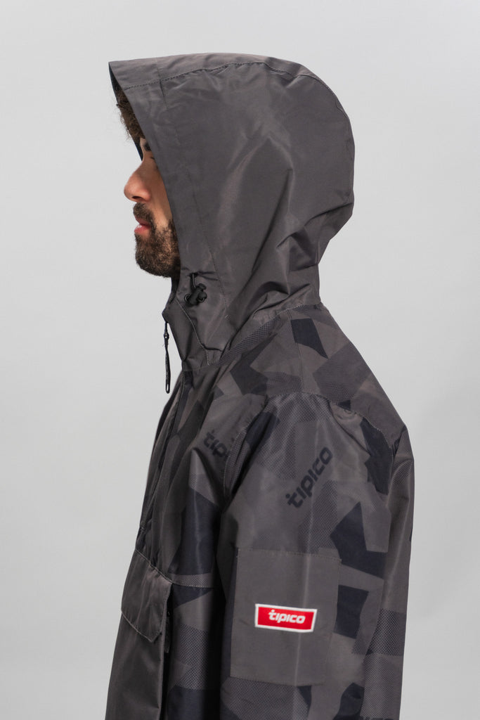 männliches Model mit Tipico Windbreaker seite