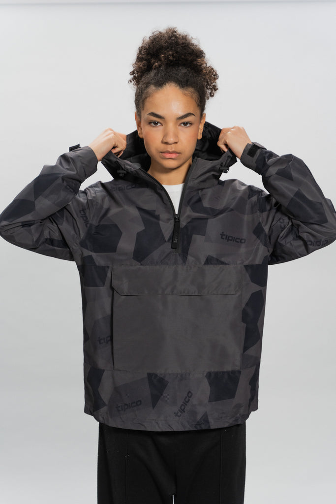 weibliches Model mit Tipico Windbreaker