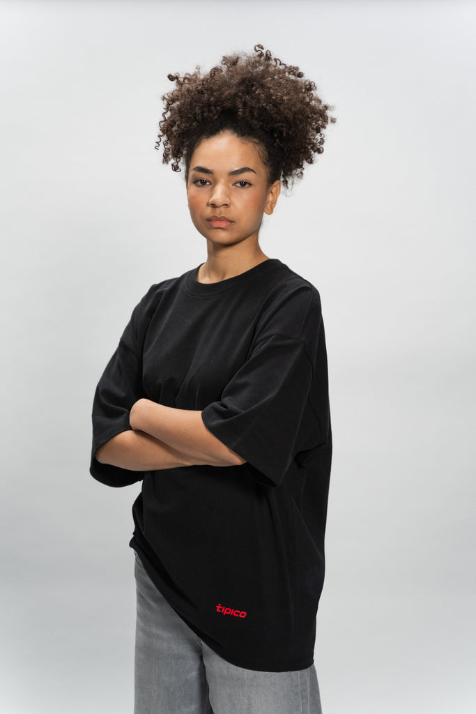 weibliches Model mit Tipico oversized Shirt 